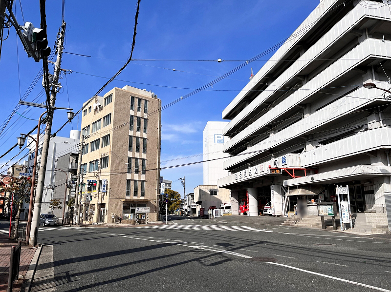 右手に消防署、左手に「焼肉じゅん」を見ながら左寄りに道なり
に進む。