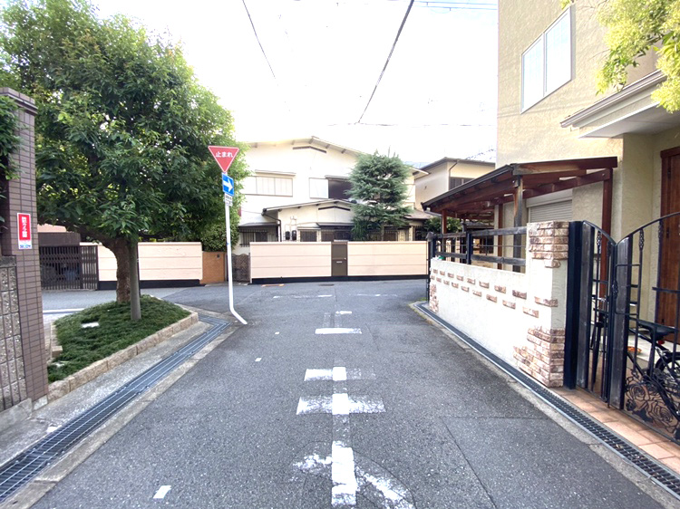 真っ直ぐにT字路を右折して頂くと帝塚山支店駐車場のタイムズが見えて参りますので月極で４台ご用意しております。