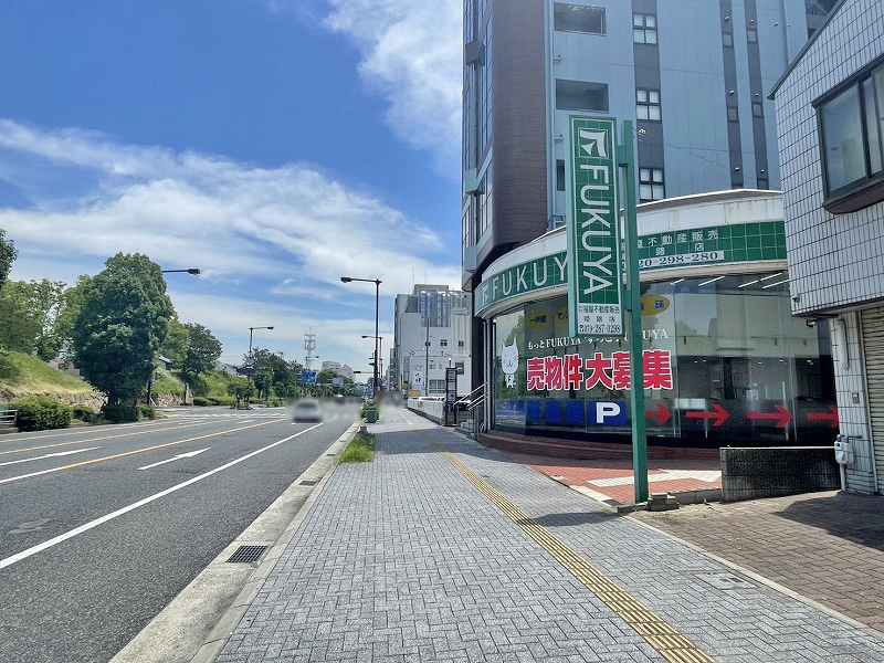 右手に緑色の「ＦＵＫＵＹＡ」の看板が見えてきます。