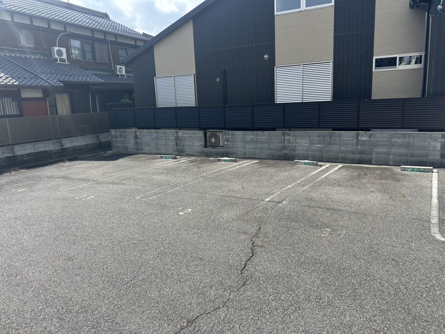 一番奥まで進んでいただきますと31～34まで駐車場をご準備しております。
車止めのついているところに駐車ください。