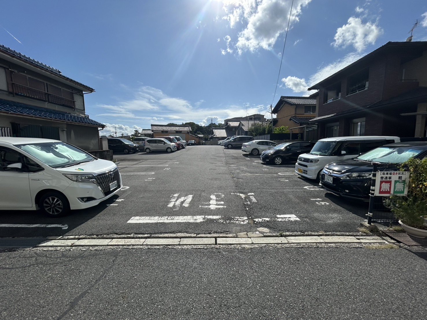 左手に駐車場がありますので左折していただきます。