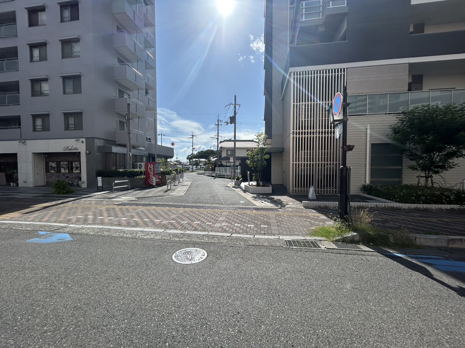 店より約20ｍ進み、右折していただき、マンションとマンションの間を抜けて
いきます。