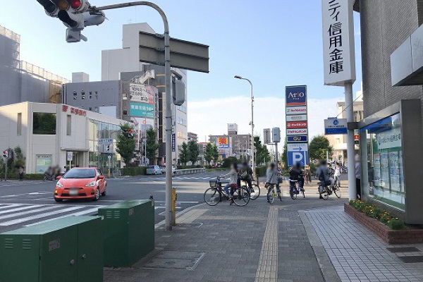 アリオ八尾店前光町1丁目東交差点を東に向かって進みます。