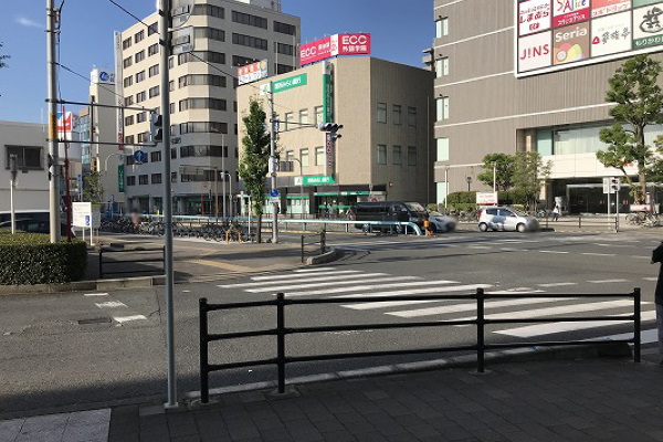 ロータリーを真っ直ぐ進むと左手に横断歩道がありますので北側にわたります。