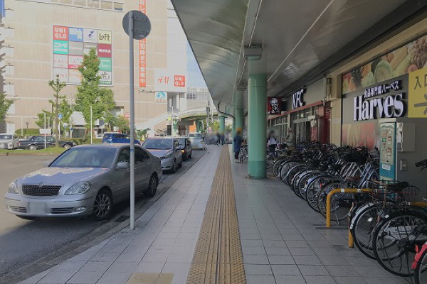 ロータリーを真っ直ぐ進むと左手に横断歩道がありますので北側にわたります。