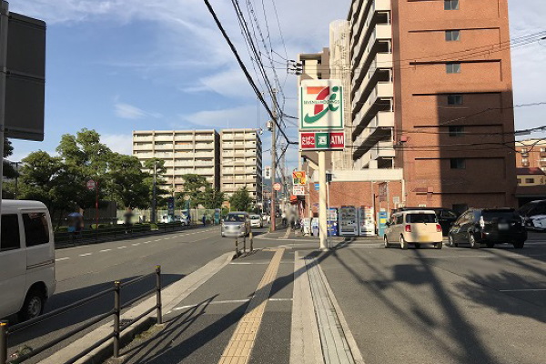 右手にセブンイレブン八尾光町店・左手にアリオ八尾店があります。東に向かって約300ｍ進むと右手に店舗がございます。