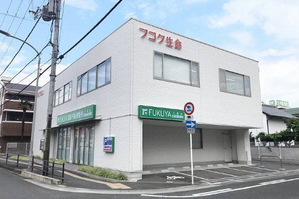 右手にセブンイレブン八尾光町店・左手にアリオ八尾店があります。東に向かって約300ｍ進むと右手に店舗がございます。