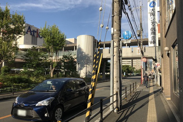 アリオ八尾店前光町1丁目東交差点を東に向かって進みます。 アリオ八尾店前光町1丁目東交差点を東に向かって進みます。