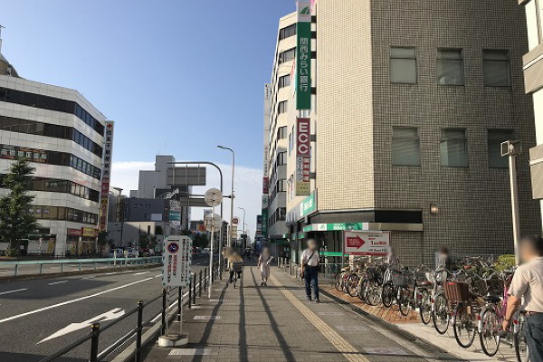 横断歩道を渡り終えると北側アリオ八尾店に向かって進みます。