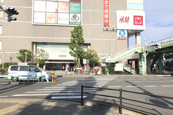 横断歩道を渡り今度は東側リノアスに向かって横断歩道を渡ります。 横断歩道を渡り今度は東側リノアスに向かって横断歩道を渡ります。