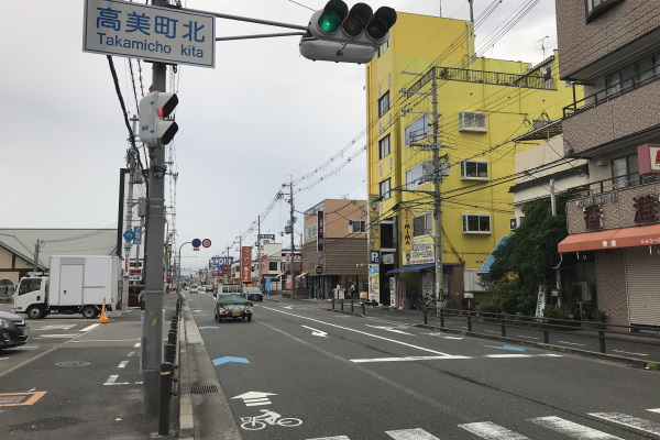 府道174号線（青山通）を北に向かって進みます。