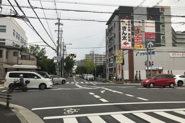 青山町交差点を直進します。