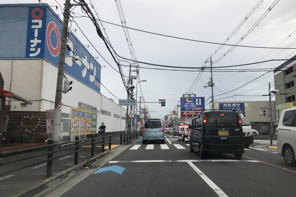 左手にホームセンターコーナン リックス店が見えます。直進します。