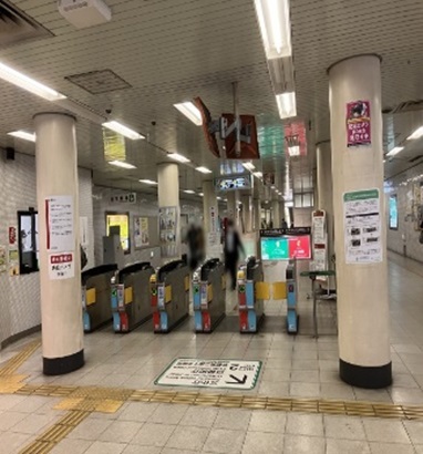 地下鉄「丸太町」駅の北改札口に向かって進みます。
