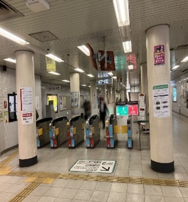 地下鉄「丸太町」駅の北改札口に向かって進みます。 地下鉄「丸太町」駅の北改札口に向かって進みます。