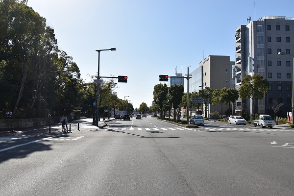 市役所前交差点を右折します。