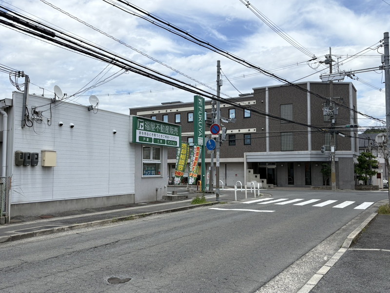 約95ｍ直進し、瓦口の交差点左側に当社が見えて参ります。