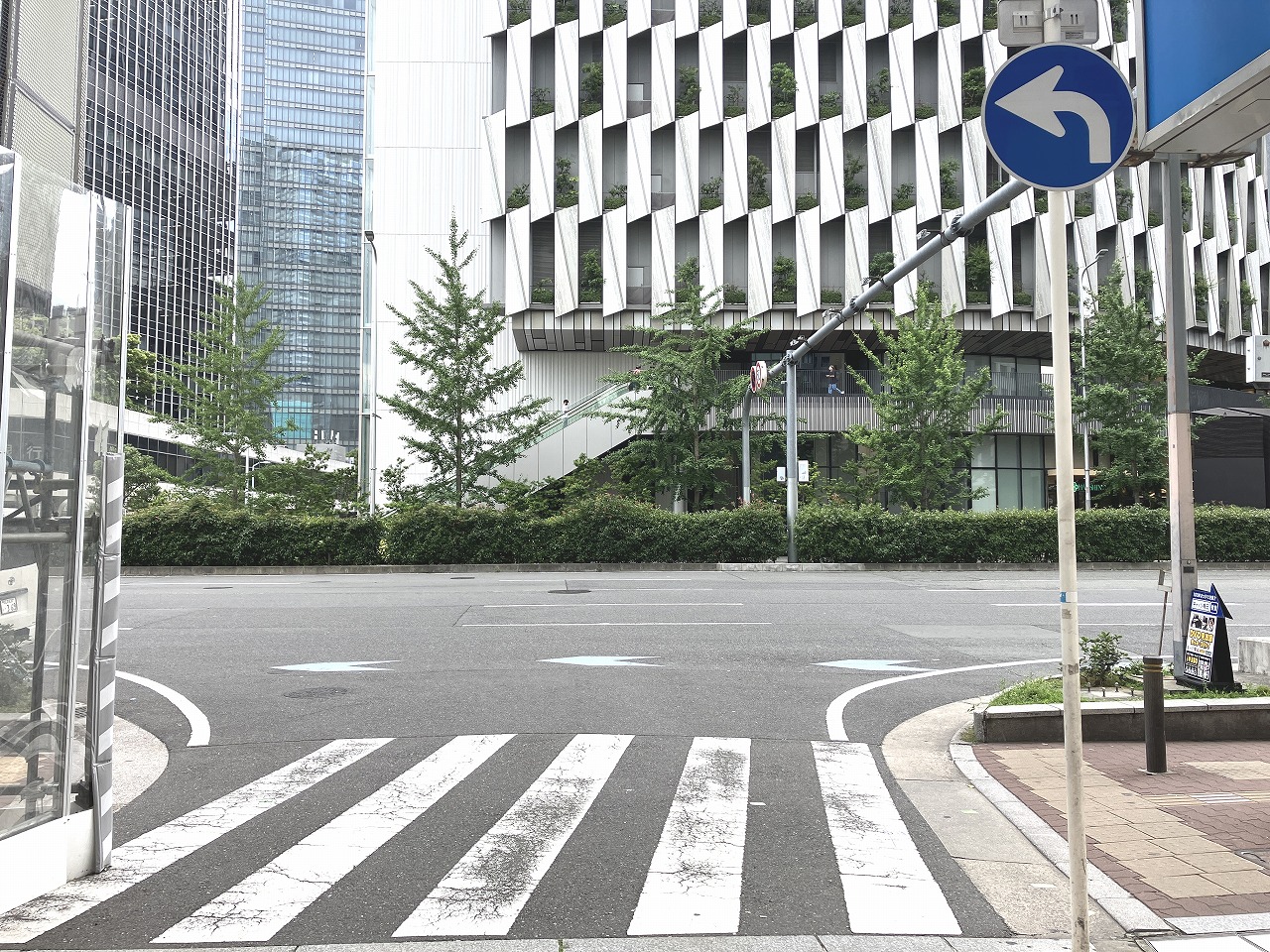 地上に出て目の前の大きな道路が「御堂筋」です