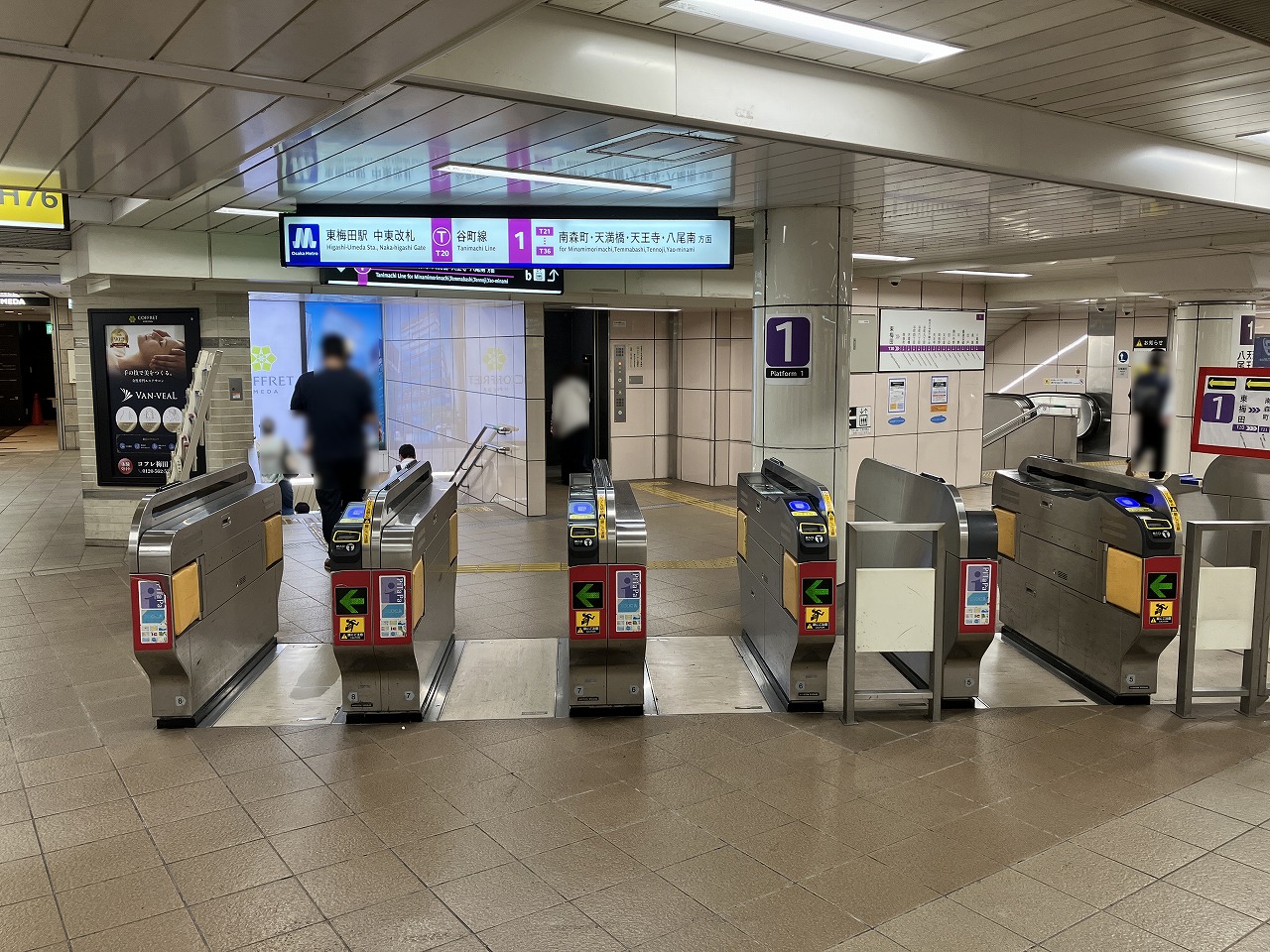 地下鉄谷町線東梅田駅の中東改札を通って4番出口に向かいます