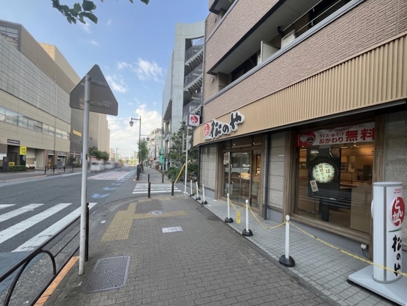 右に松のやが見えますので、さらに直進します。