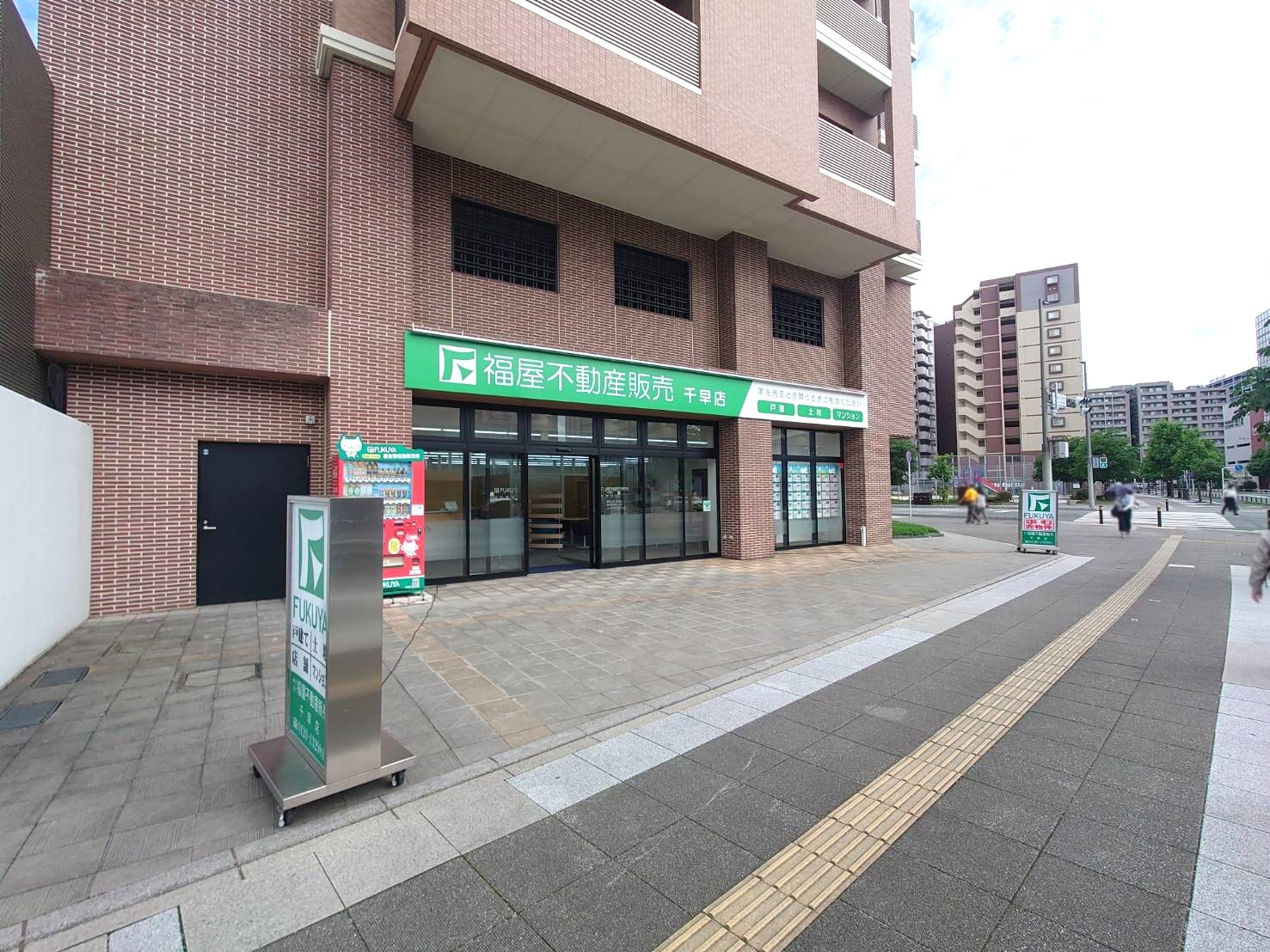 店舗は「千早4丁目北」交差点の角のマンションの1階です。