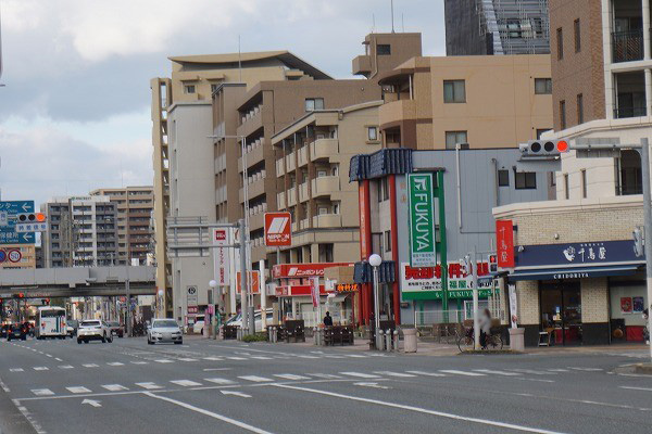 右手に「ＦＵＫＵＹＡ」の看板が見えてきます。