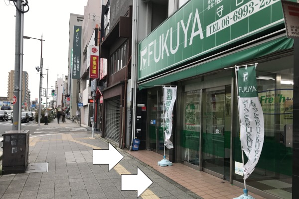 進行方向に対し右側、タバコ屋の横に当社がございます。
（商店街や三井住友銀行まで行った場合、通りすぎていますので後退して下さい。）
