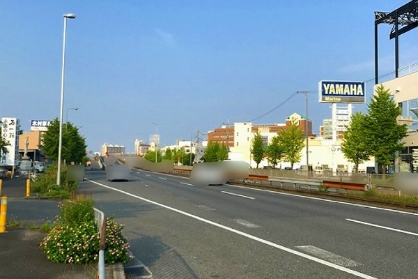 【大阪方面から１号線でお越しの方】　国道１号線を進みます。右手にＹＡＭＡＨＡの看板が見えましたら、
左側側道に進みます。