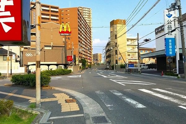 約300m直進後、左手に見えるマクドナルドがある交差点を左折します。 約300m直進後、左手に見えるマクドナルドがある交差点を左折します。