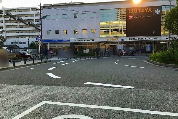 ロータリー沿いにあるローソン手前を左折します。 ロータリー沿いにあるローソン手前を左折します。