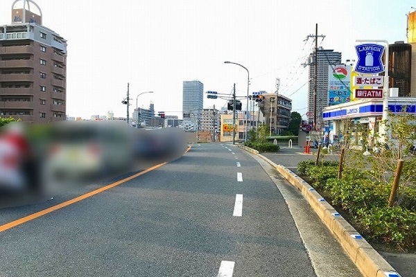 右手に見えるローソン寝屋川美井元町店を、越えてすぐの信号、香里南口(交差点名称) を右折して 府道21号 に進みます。 右手に見えるローソン寝屋川美井元町店を、越えてすぐの信号、香里南口(交差点名称) を右折して 府道21号 に進みます。