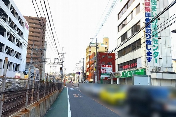 約800m直進後、右手に旧FUKUYA香里店が見えましたらすぐに、左側踏切を渡ります。 約800m直進後、右手に旧FUKUYA香里店が見えましたらすぐに、左側踏切を渡ります。