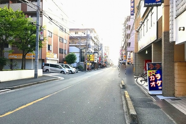 約150m直進後、右手にカラオケ店が見えましたらすぐに、左折します。 約150m直進後、右手にカラオケ店が見えましたらすぐに、左折します。