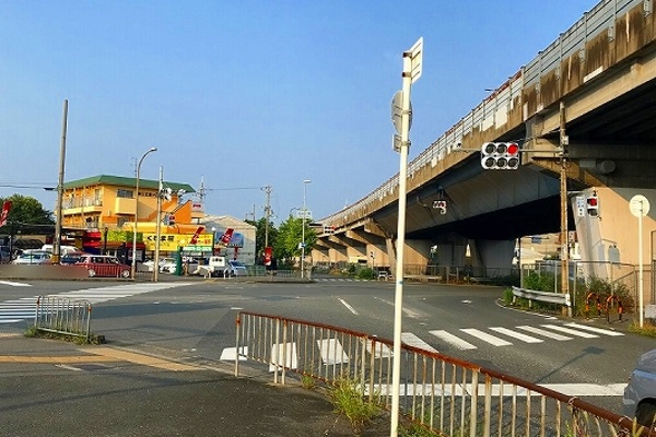 約100m直進後、左手に見えるニコニコレンタカー寝屋川太間店、手前の信号、国道太間(交差点名称)を右折します。 約100m直進後、左手に見えるニコニコレンタカー寝屋川太間店、手前の信号、国道太間(交差点名称)を右折します。