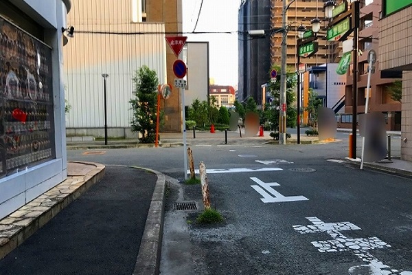 約100m直進後、1つ目の曲がり角を右折し、その後、すぐに左折します。 約100m直進後、1つ目の曲がり角を右折し、その後、すぐに左折します。