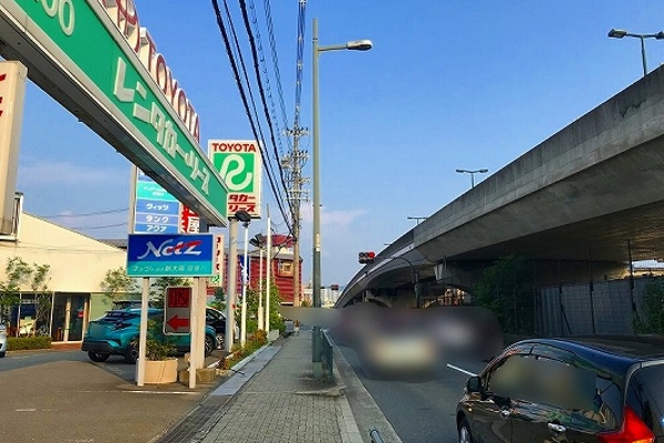 約100m直進後、左手に見えるネッツトヨタ新大阪寝屋川店を越えてすぐの信号、石津元町(交差点名称)を左折します。 約100m直進後、左手に見えるネッツトヨタ新大阪寝屋川店を越えてすぐの信号、石津元町(交差点名称)を左折します。
