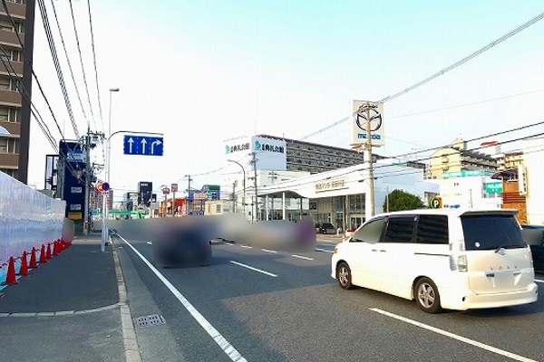 約1.3㎞直進後、右手に見える関西マツダ寝屋川店を、超えてすぐの信号、木屋南（交差点名称）を右折します。