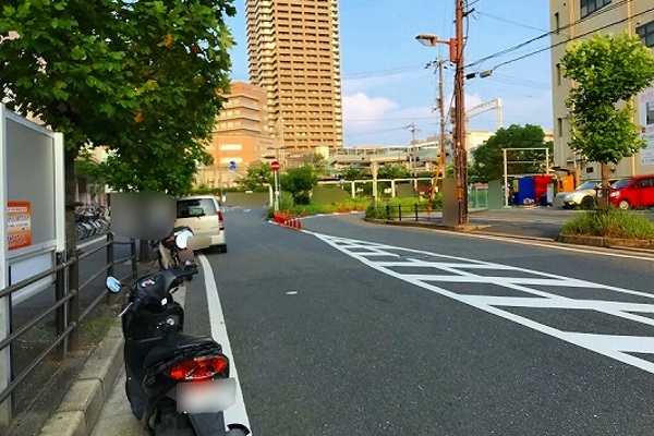 約500m直進後、香里園駅ロータリーに入ります。 約500m直進後、香里園駅ロータリーに入ります。