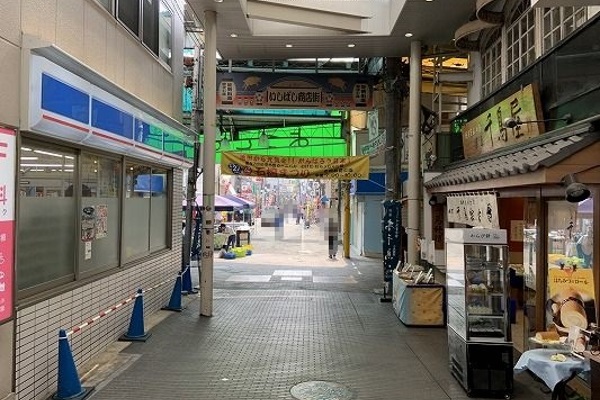改札を出て商店街内の交差点(左手にローソン)に進みます。 改札を出て商店街内の交差点(左手にローソン)に進みます。