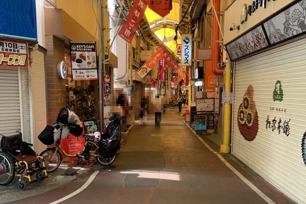 商店街内の交差点(左手にローソン)を右に曲がります。 商店街内の交差点(左手にローソン)を右に曲がります。