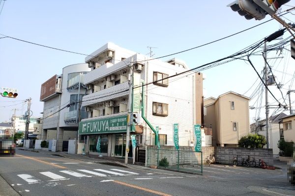 右手に当社池田店がございます。店舗に隣接したお客様用駐車場がございますのでそちらご利用下さい。