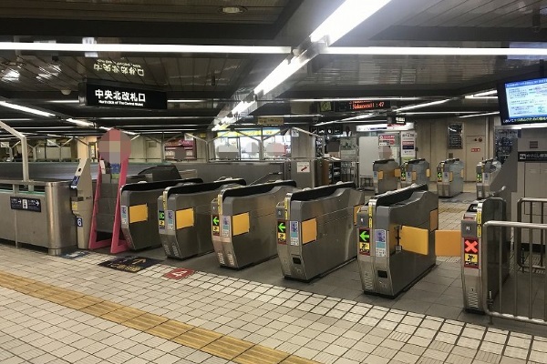 北大阪急行南北線【千里中央駅】で降車し、中央改札口へお進みください。