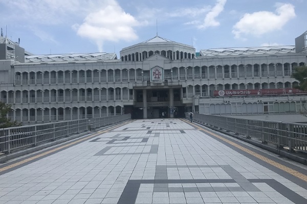 大きな歩道橋に出ますので右に曲がって頂きますとせんちゅうパルがあります。