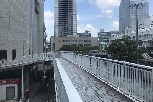 駐車場の北東側出口を出て左に歩道橋を進みます。