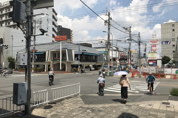 八戸ノ里駅前交差点を「ロイヤルホスト側に進みます。