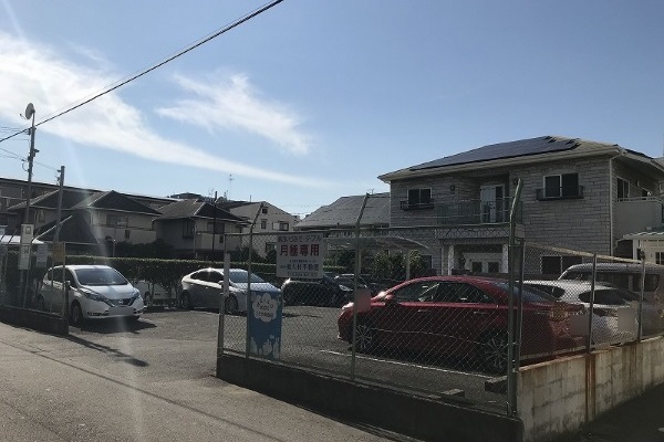 店舗前交差点を左折、めがね屋さんの西側の駐車場。⑩、⑫、⑬、⑰、⑱、⑳、㉑、㉒の空いているスペースにお車を止めてください。 店舗前交差点を左折、めがね屋さんの西側の駐車場。⑩、⑫、⑬、⑰、⑱、⑳、㉑、㉒の空いているスペースにお車を止めてください。