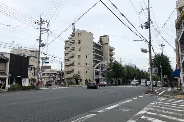 北大路新町交差点を直進方向に渡ります。