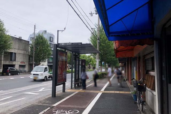 北大路新町バス停が左手に見えます。直進します。