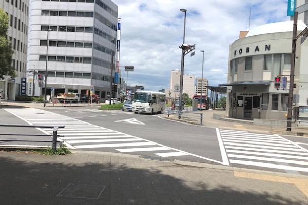 交番側へ横断歩道を渡りそのまままっすぐ進みます。 交番側へ横断歩道を渡りそのまままっすぐ進みます。
