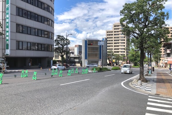 1つ目の信号「京町3丁目」を左(西)に渡って頂くと正面に当店が入るビルがございます。 1つ目の信号「京町3丁目」を左(西)に渡って頂くと正面に当店が入るビルがございます。